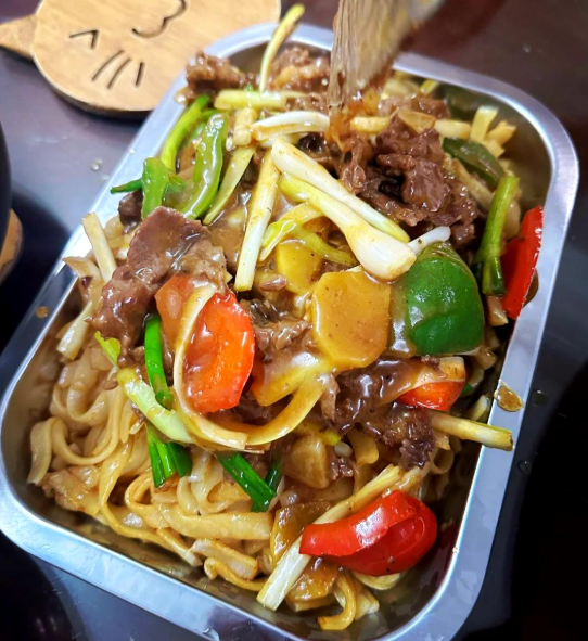 Stir-Fried Rice Noodles with Beef