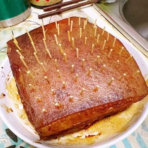 Insert toothpicks into the pork skin. This creates a raised support during frying, preventing the skin—which is rich in collagen—from sticking to the wok or burning due to direct contact with the bottom.